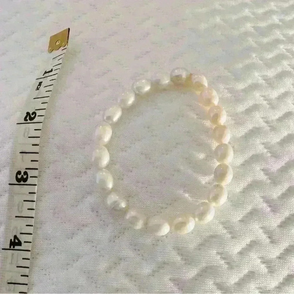 Vintage Pearl Stretch Bracelet - Picture 3 of 3